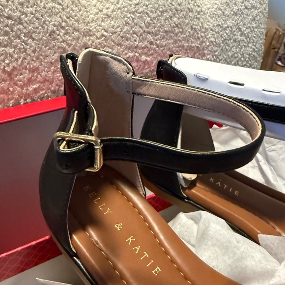 * NEW * NEVER WORN * Kelly & Katie Black and Tan Sandals - Size 8 - Nymie - Picture 5 of 11
